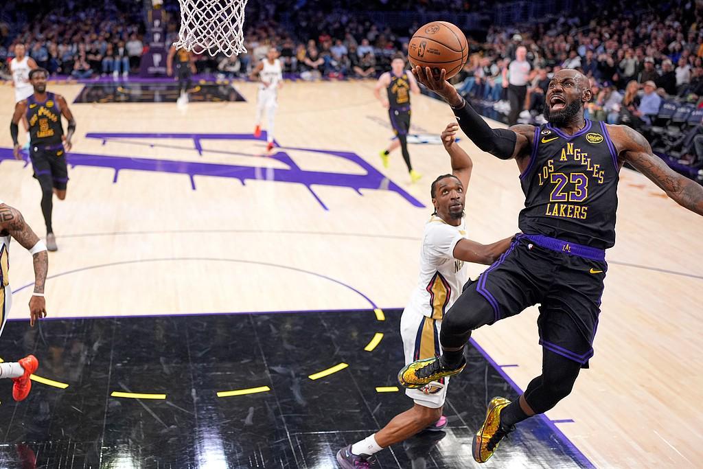 世界杯手机观看-两分球全中，詹姆斯12投8中拿下21分7板7助，正负值+3